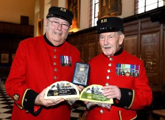 Chelsea Pensioners David Wright (L) and Michael Wickens (R) with all donations to the ceremony